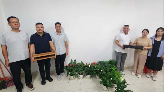 一群男人和女人站在墙边 AI 生成的内容可能不正确。