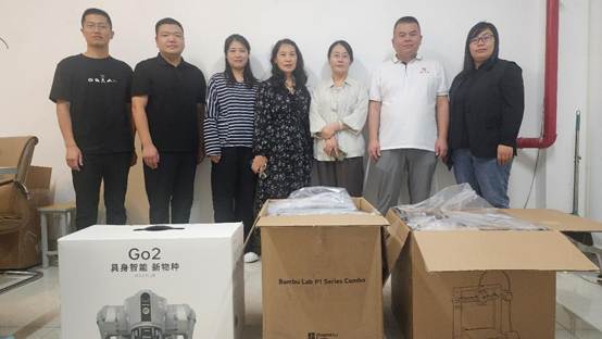 一群人站在盒子里 AI 生成的内容可能不正确。