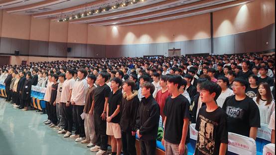 大厅里的人群 AI 生成的内容可能不正确。