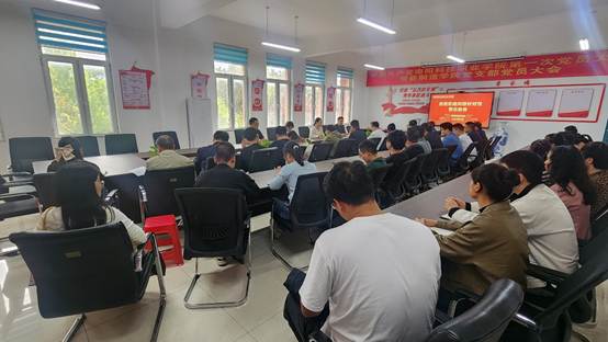 人们在看台上的人在房间里 AI 生成的内容可能不正确。